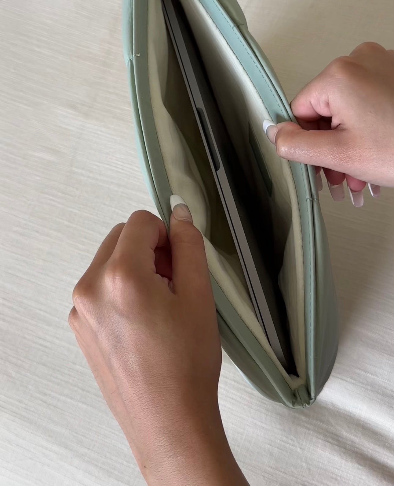 Ziva - Elegant Puff Laptop Sleeve